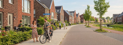 Straatbeeld van een nieuwbouwwijk met buren buiten